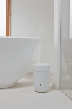 Umbra Touch Heiluriroskakori Valkoinen -Yleinen Kotikauppa 023269 660 insitu image 2