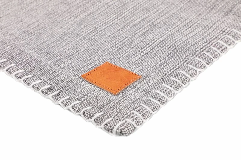 Fanni K Tikki Kaitaliina 35x140 Cm Tummanharmaa 3 Fanni K Tikki Kaitaliina 35x140 Cm Tummanharmaa - Image 3