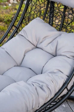 Lepo Riipputuoli Ja Teline Musta, Harmaa Pehmuste