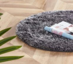 Eureka Mindy Nukkamatto Pyöreä Ø80 Antrasiitti 7 Eureka Mindy Nukkamatto Pyöreä Ø80 Antrasiitti -Yleinen Kotikauppa Mindy20matto20pyorea20lahikuva20antrasiitti