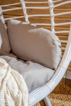 String Riippukeinu Ja Teline Valkoinen/ Harmaat Pehmusteet 11 String Riippukeinu Ja Teline Valkoinen/ Harmaat Pehmusteet -Yleinen Kotikauppa String riipputuoli miljoossa valk web pete 11