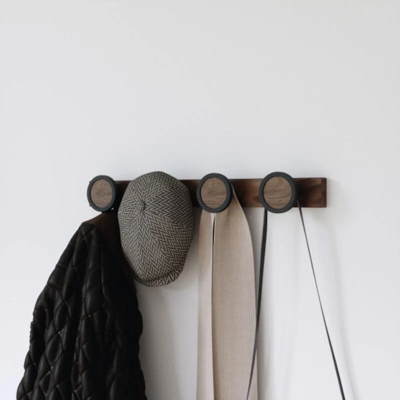 Umbra Hub Rail Naulakko 4 Koukkua 50x6x7 Cm Musta/saksanpähkinä 2 Umbra Hub Rail Naulakko 4 Koukkua 50x6x7 Cm Musta/saksanpähkinä - Image 2