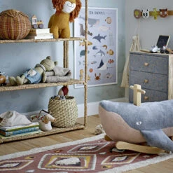 Bloomingville Moby Lasten Keinutuoli Sininen 8 Bloomingville Moby Lasten Keinutuoli Sininen -Yleinen Kotikauppa bloomingville lutz puuvillamatto 12065 ruskea3 1