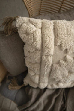 Fanni K Lumo Koristetyyny 50x50 Cm Luonnonvalkoinen 8 Fanni K Lumo Koristetyyny 50x50 Cm Luonnonvalkoinen -Yleinen Kotikauppa fannik lumo koristetyyny 50x50 luonnonvalkoinen8