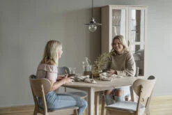 Rowico Filippa-Kato Pyöreä 4-hengenruokailuryhmä Valkoöljytty Tammi/valkolakattu 11 Rowico Filippa-Kato Pyöreä 4-hengenruokailuryhmä Valkoöljytty Tammi/valkolakattu -Yleinen Kotikauppa filippa kato4 pyorea valkoljtammi valkvharmaa4