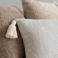 Line Koristetyyny Tupsuilla 30x60 Cm Vaalea Hiekka 8 Line Koristetyyny Tupsuilla 30x60 Cm Vaalea Hiekka -Yleinen Kotikauppa line koristetyyny 30x60 cm web 11