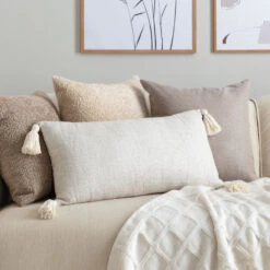 Line Koristetyyny Tupsuilla 30x60 Cm Vaalea Hiekka 10 Line Koristetyyny Tupsuilla 30x60 Cm Vaalea Hiekka -Yleinen Kotikauppa line koristetyyny 30x60 cm web 9