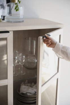 Yleinen Kotikauppa -Yleinen Kotikauppa rowico everett kaappi lasiovilla 95x41x105cm valkopesty tammi 5