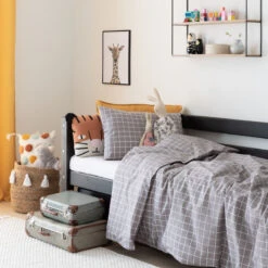 Bloomingville Muzamel Pehmolelu Oranssi 11 Bloomingville Muzamel Pehmolelu Oranssi -Yleinen Kotikauppa ruutu lasten pussilakanasetti 120x160cm harmaa web 2 1