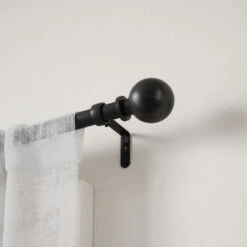 Umbra Bolas Verhotanko 2,5x91,4-182,9 Cm Mattamusta -Yleinen Kotikauppa umbra bolas saadettava verhotanko mattamusta2