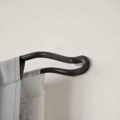 Umbra Midnight Pimennysverhotanko 1,9x107-305 Cm Mattamusta -Yleinen Kotikauppa umbra mignight pimennysverhotanko mattamusta2