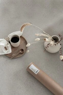 XeralivingWAITING UNDER THE TABLE Juliste 30x40 Cm 11 XeralivingWAITING UNDER THE TABLE Juliste 30x40 Cm -Yleinen Kotikauppa xeraliving tuotteiden pakkaus 7